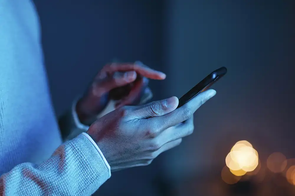 man som håller en telefon